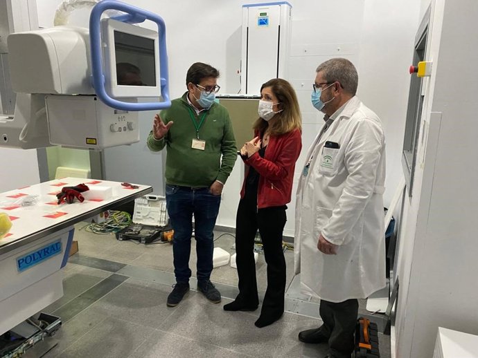 La delegada de Salud y Consumo, María Jesús Botella, visita el Hospital de Montilla, que ya cuenta con un nuevo un equipo de radiodiagnóstico.