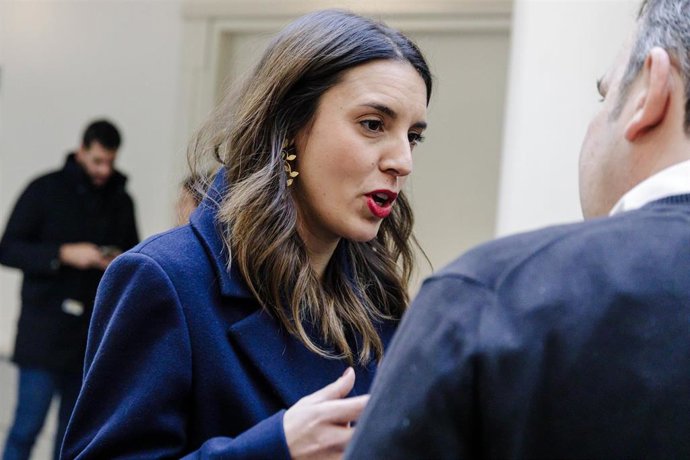 La ministra de Igualdad, Irene Montero, a su llegada a un pleno del Senado, a 31 de enero de 2023, en Madrid (España). Esta comparecencia es la primera de este año que ha confrontado a Sánchez y al líder del PP, Alberto Núñez Feijóo. El presidente del G