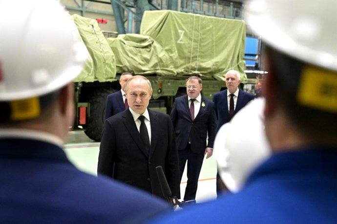 HANDOUT - 18 January 2023, Russia, St. Petersburg: Russian President Vladimir Putin (C)speaks with the workers during a visit to the Obukhov plant, which is part of the Almaz-Antey aerospace defence concern. Photo: -/Kremlin/dpa - ATTENTION: editorial 