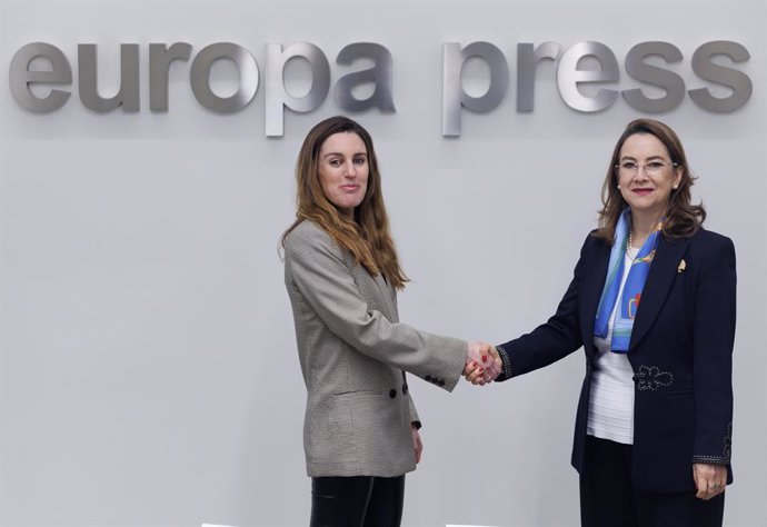 La directora de Europa Press, Candelas Martín de Cabiedes (i), y  la Secretaria General de la Organización Iberoamericana de Seguridad Social, Gina Magnolia Riaño (d), posan a su llegada a la firma de un acuerdo de colaboración con Europa Press