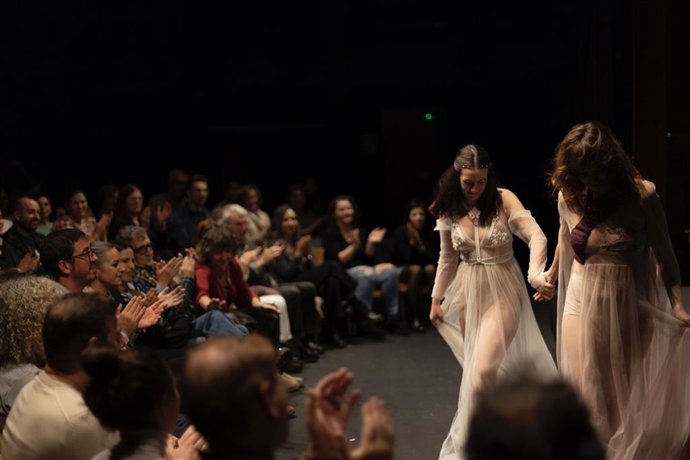 Archivo - Imagen de una representación en el Festival Internacional Outono de Teatro de Carballo (FIOT).