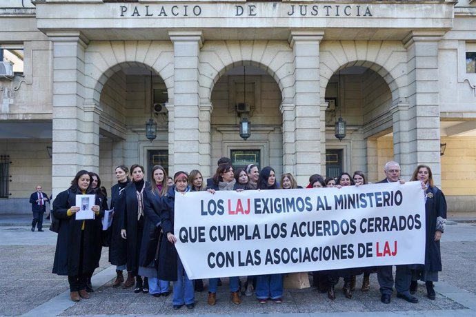 Concentración de letrados de la Administración de Justicia en el primer día de su convocatoria de huelga 