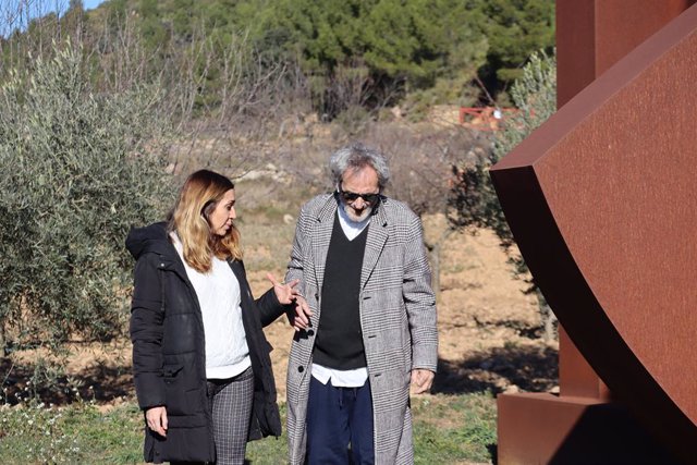 La consellera de Transició Ecològica, Isaura Navarro, i l'escultor valencià Miquel Navarro