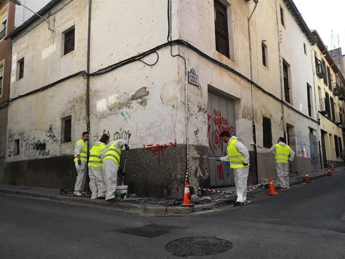Archivo - Imagen de archivo de limpieza de grafitis en Granada