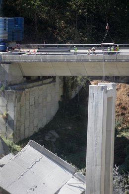 Archivo - Grúas y operarios trabajan durante el desmontaje de las pilas 1 y 2 del viaducto de O Castro, en el kilómetro 430 sentido A Coruña de la autovía A-6, en Vega de Valcarce, a 21 de septiembre de 2022, en Vega de Valcarce, León, Castilla y León (