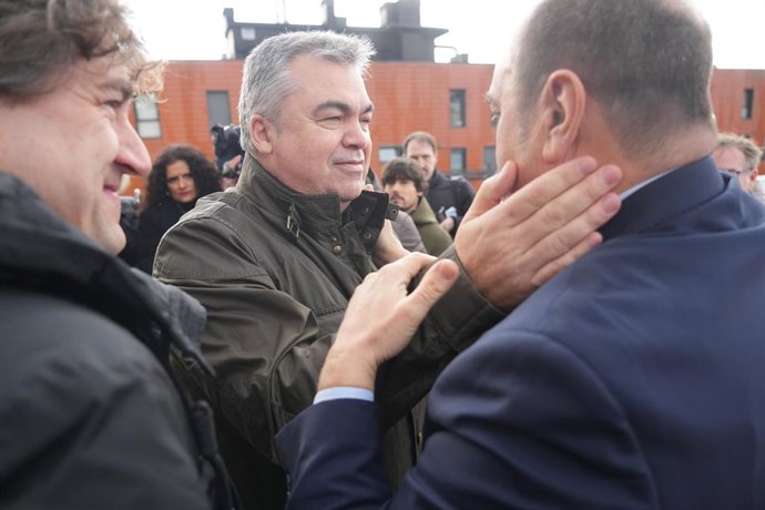 El secretario de Organización del PSOE, Santos Cerdán (c), saluda al presidente del PNV, Andoni Ortuzar (d), a su llegada a la capilla ardiente del exdirigente del PSE-EE Rodolfo Ares.