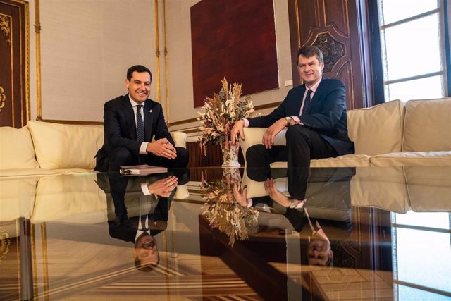El presidente de la Junta de Andalucía, Juanma Moreno, recibe al embajador de Reino Unido en España, Hugh Elliott.