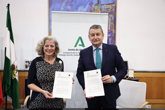 La presidenta del Consejo Andaluz del Movimiento Europeo, María de la Cruz Arcos, y el consejero de la Presidencia, Antonio Sanz, tras la firma del convenio.