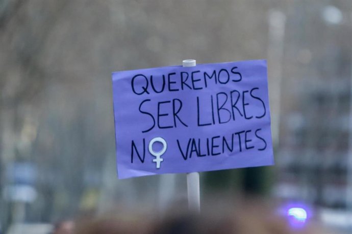 Archivo - Una pancarta en una manifestación por el 8M.