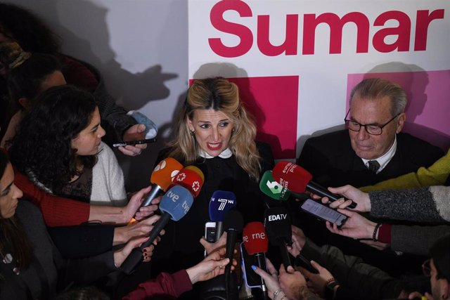 La vicepresidenta segunda del Gobierno y ministra de Trabajo y Economía Social, Yolanda Díaz, y el presidente de Economistas Frente a la Crisis, Jorge Fabra Utray, atienden a los medios en un acto de Sumar, en Madrid (España).