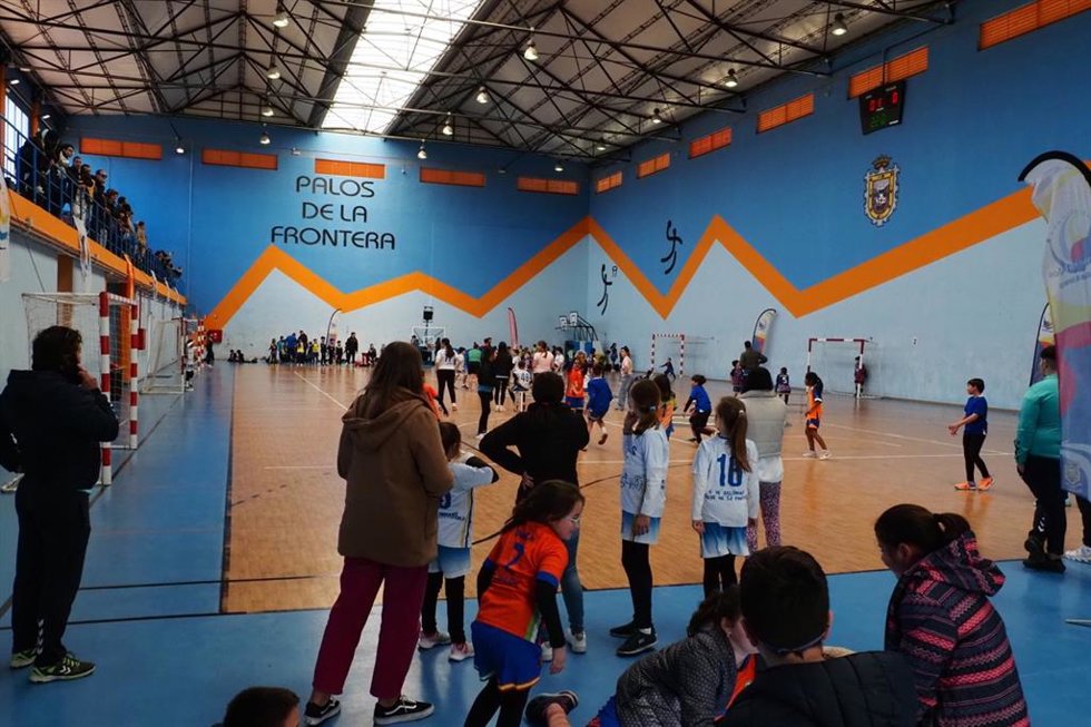El Polideportivo de Palos de la Frontera acogió la llegada de cientos de jóvenes deportistas de pádel y balonmano