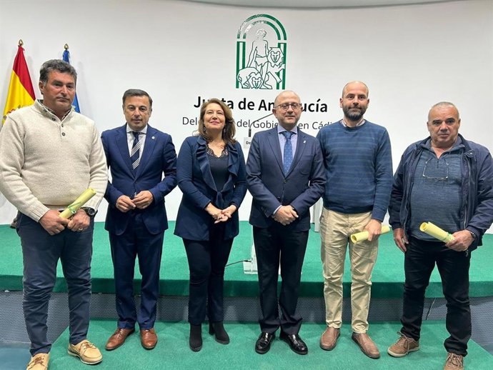 La consejera de Agricultura, Pesca, Agua y Desarrollo Rural, Carmen Crespo, entrega tres millones en ayudas de eficiencia energética a tres comunidades de regantes de Cádiz