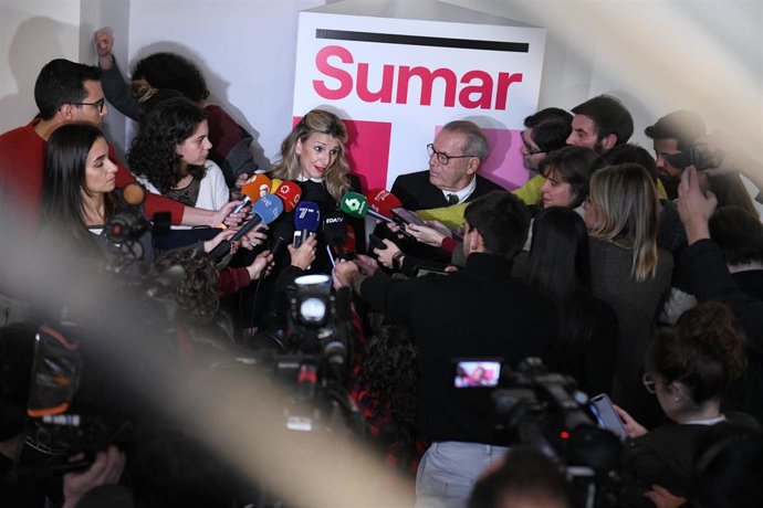 La vicepresidenta segunda del Gobierno y ministra de Trabajo y Economía Social, Yolanda Díaz, y el presidente de Economistas Frente a la Crisis, Jorge Fabra Utray, atienden a los medios en un acto de Sumar