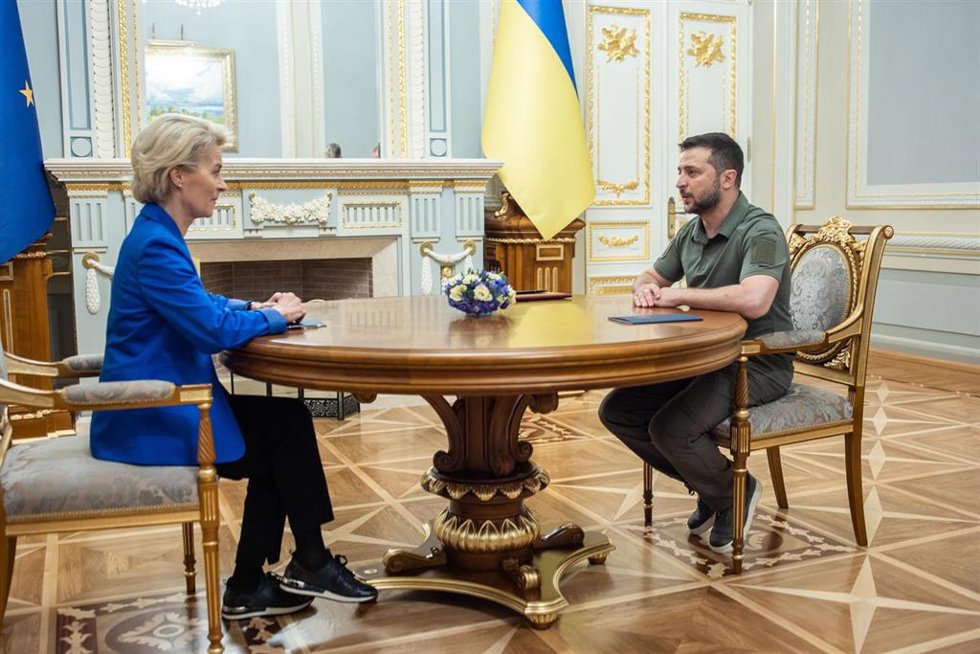 Archivo - Volodimir Zelenski, presidente de Ucrania, recibe en Kiev a Ursula von der Leyen, presidenta de la Comisión Europea