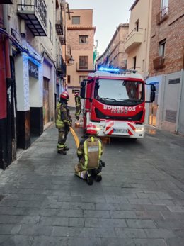 Un incendio en el centro de Teruel obliga a desalojar, por precaución, cuatro pisos.