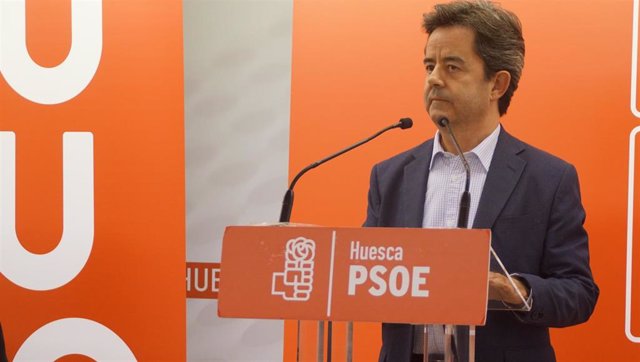 Archivo - El alcalde de Huesca y candidato a la reelección, Luis Felipe.