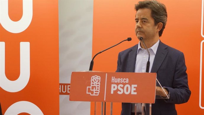 Archivo - El alcalde de Huesca y candidato a la reelección, Luis Felipe.
