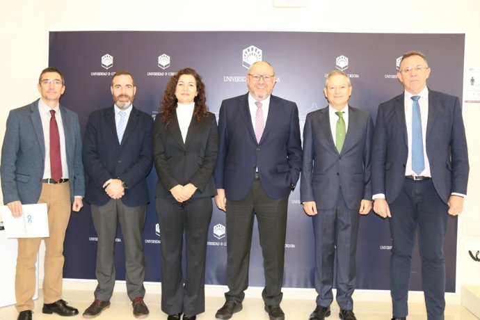 Representantes de la UCO y de Universitas XXI tras la firma del convenio.