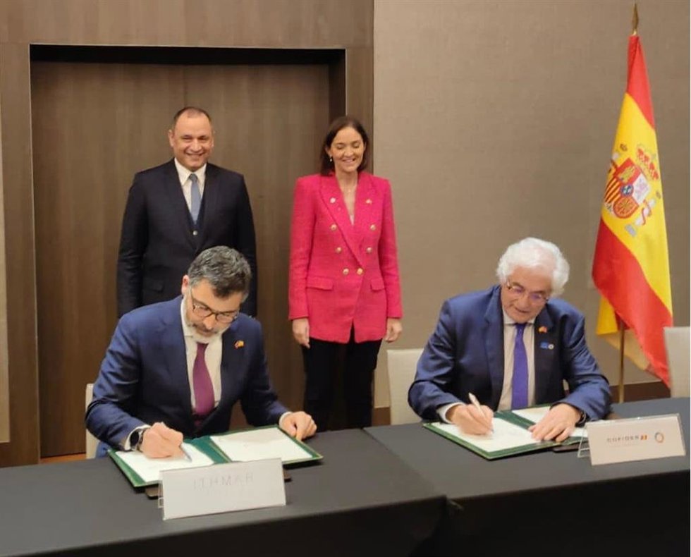 El presidente y consejero delegado de COFIDES, José Luis Curbelo, y el consejero delegado de Ithmar Capital, Obaid Amrane, rubrican una declaración conjunta de cooperación en presencia de las autoridades ministeriales de España y Marruecos.