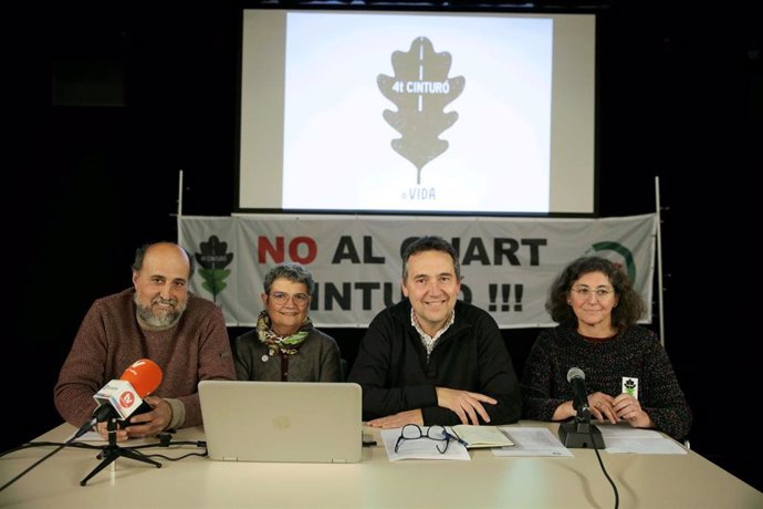 Representantes de la Campanya Contra el Quart Cinturó este miércoles en Sabadell (Barcelona)