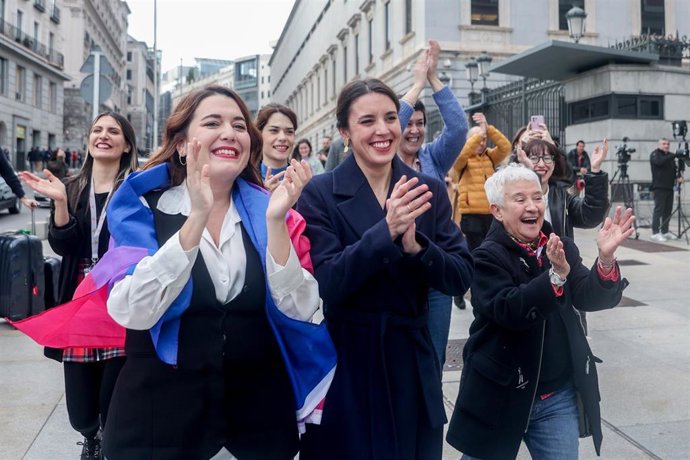 Archivo - La ministra de Igualdad, Irene Montero (c), la secretaria de Estado de Igualdad y contra la Violencia de Género, Ángela Rodríguez Pam (i), y la directora general de Diversidad Sexual y Derechos LGTBI, Boti García Rodrigo (d)