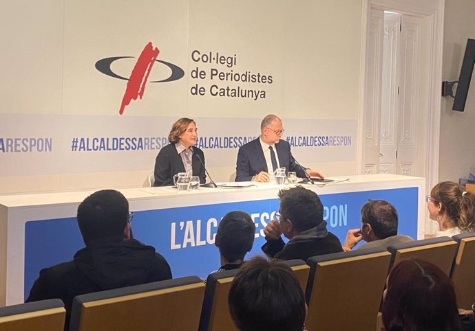 La alcaldesa de Barcelona, Ada Colau, participa en el encuentro anual Lalcaldessa respon del Collegi de Periodistes de Catalunya, con el decano del Collegi Joan Maria Morros.