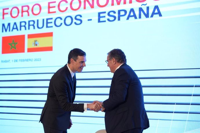 El presidente de Gobierno, Pedro Sánchez (i), y el primer ministro marroquí, Aziz Akhannouc (d), en el acto de clausura del Foro Empresarial España-Marruecos