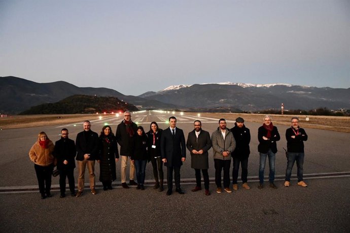 Les autoritats han presenciat el simulacre per a la nova illuminació de l'aeroport.