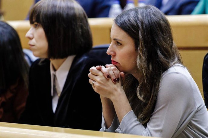 La ministra de Ciencia e Innovación, Diana Morant (i), y la ministra de Igualdad, Irene Montero (d), en un pleno del Senado, a 31 de enero de 2023, en Madrid (España). 