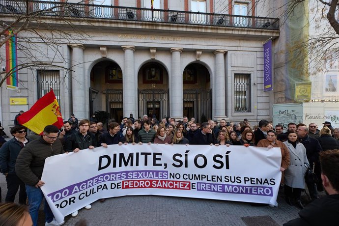 Cargos de la cúpula del PP se concentran para pedir la dimisión de la ministra de Igualdad por ley del 'sí es sí' frente al Ministerio de Igualdad, a 1 de febrero de 2023, en Madrid (España). Cargos de la dirección nacional del PP que encabeza Alberto N