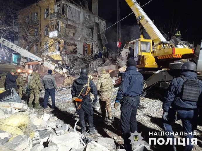 Servicios de emergencia tras el bombardeo contra un edificio residencial en Kramatorsk, en Donetsk, el este de Ucrania