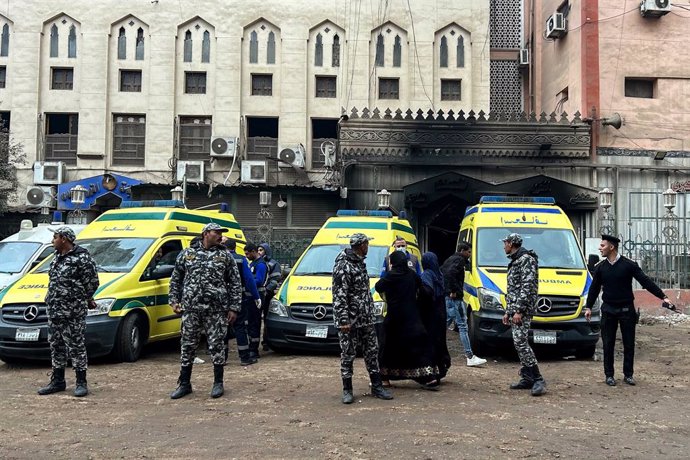 Personal de seguridad y ambulancias en el exterior de un hospital en el que se declaró un incendio en El Cairo, Egipto