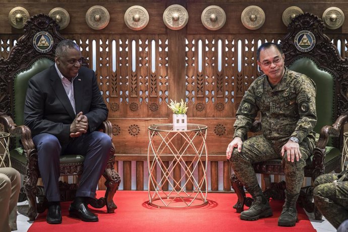 El Secretario de Defensa de EEUU, Lloyd J. Austin, se reúne con el jefe de Defensa filipino, Andres Centin