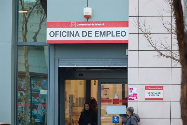 Dos personas en la puerta de la oficina del Servicio Público de Empleo Estatal (SEPE) de la calle de Méndez Álvaro