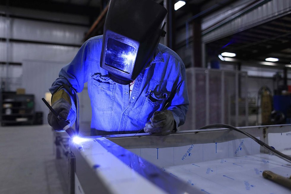 Una persona trabajando en un taller