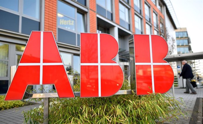 Archivo - FILED - 26 March 2014, Baden-Wuerttemberg, Mannheim: The logo of the Swiss engineering company ABB can be seen at the entrance of the group's headquarters in Germany. Photo: picture alliance / dpa