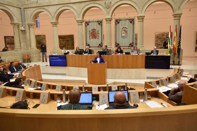 Archivo - La presidenta riojana Concha Andreu interviene en el Parlamento regional