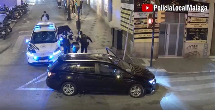 Policía Local de Málaga detiene a un hombre por amenazar e intentar robar un vehículo VTC al conductor