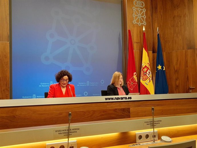 La consejera de Derechos Sociales del Gobierno de Navarra, Carmen Maeztu, y la directora gerente del SNE, Miriam Martón, en la rueda de prensa