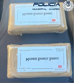 Placas de hachís incautadas al joven en el distrito de Hortaleza.