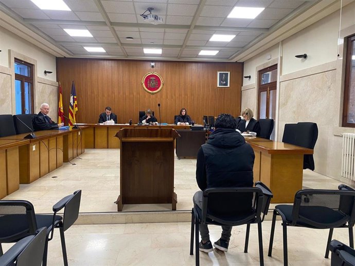Acusado de abusar sexualmente de dos menores de edad, de 15 años ambas, en una playa de Palma acepta una condena de dos años de prisión