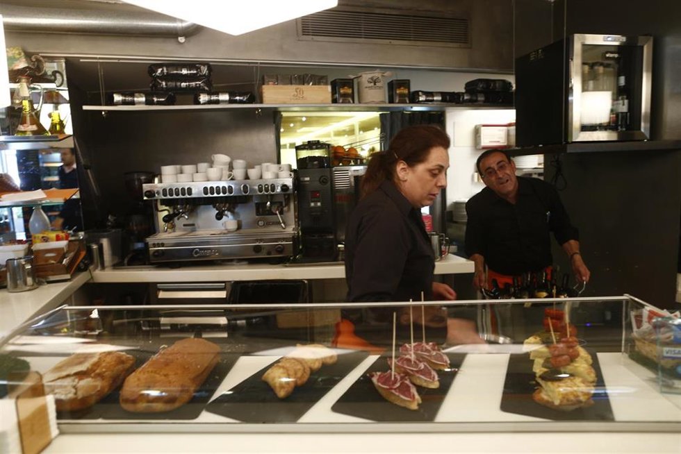 Archivo - trabajador, trabajando, camarero, bar, autónomo, consumo, tapas, cafetería, precios, IPC, empleo, paro, parados, hostelería, chorizo, tortilla