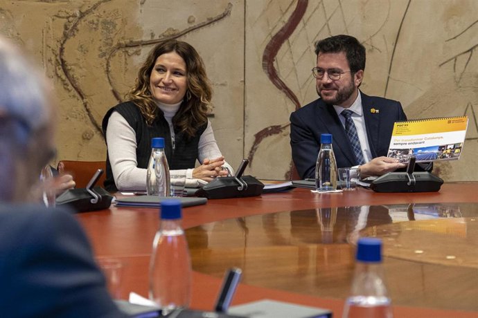 El presidente de la Generalitat, Pere Aragons, y la consellera de Presidencia de la Generalitat, Laura Vilagr, presiden el Consell Executiu extraordinario en el Palau de la Generalitat, a 2 de febrero de 2023, en Barcelona, Catalunya (España). El Gove