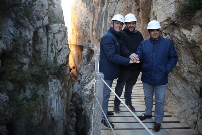 El presidente de la Diputación de Málaga, Francisco Salado (i) junto al alcalde Álora, Francisco Martínez, (d) y el alcalde de Ardales, Juan Alberto Naranjo (2d) visitan Caminito del Rey tras trabajos de reparación.