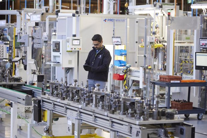 Archivo - Detalle de un trabajador de la fábrica durante la visita a la planta del proyecto Re-Factory en el barrio de San Jerónimo, a 2 de diciembre de 2022 en Sevilla (Andalucía, España). La marca Renault ha inaugurado hoy la nueva planta Re-Factory e