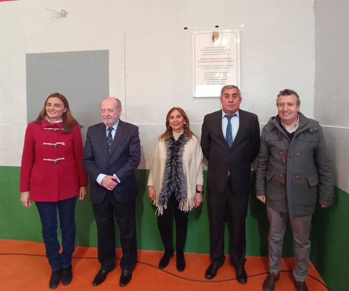 El presidente de la Diputación de Sevilla, Fernando Rodríguez Villalobos, segundo por la izquierda, en la inauguración de la remodelación del polideportivo de Cantillana.