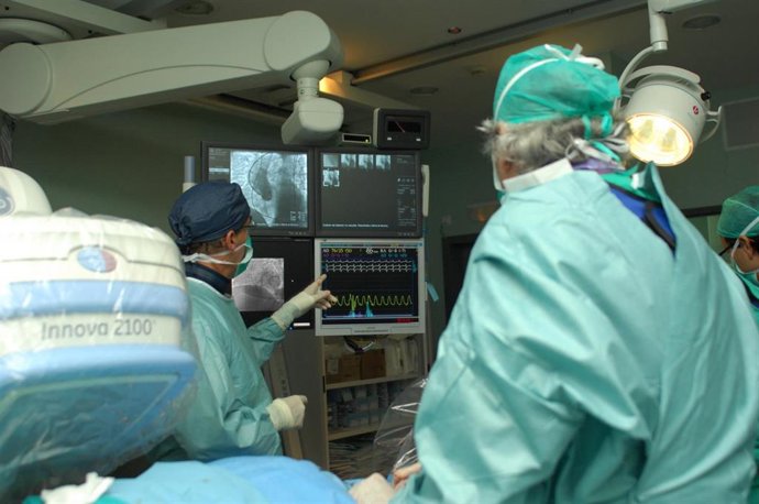 Archivo - Cardiólogos en una operación 
