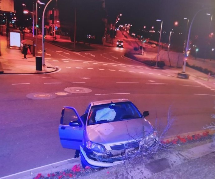 Imagen del coche impactado en la Plaza América.