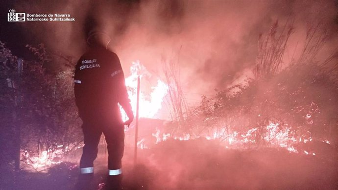 Imagen del incendio de cañizos en la parte trasera del Centro Termolúdico de Cascante