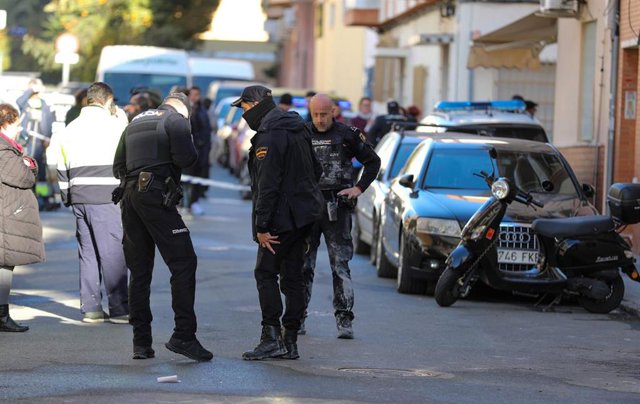 Imagen de agentes de la Policía Nacional que atendieron al aviso del incendio.